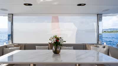 Electrically operated aft mesh privacy screen