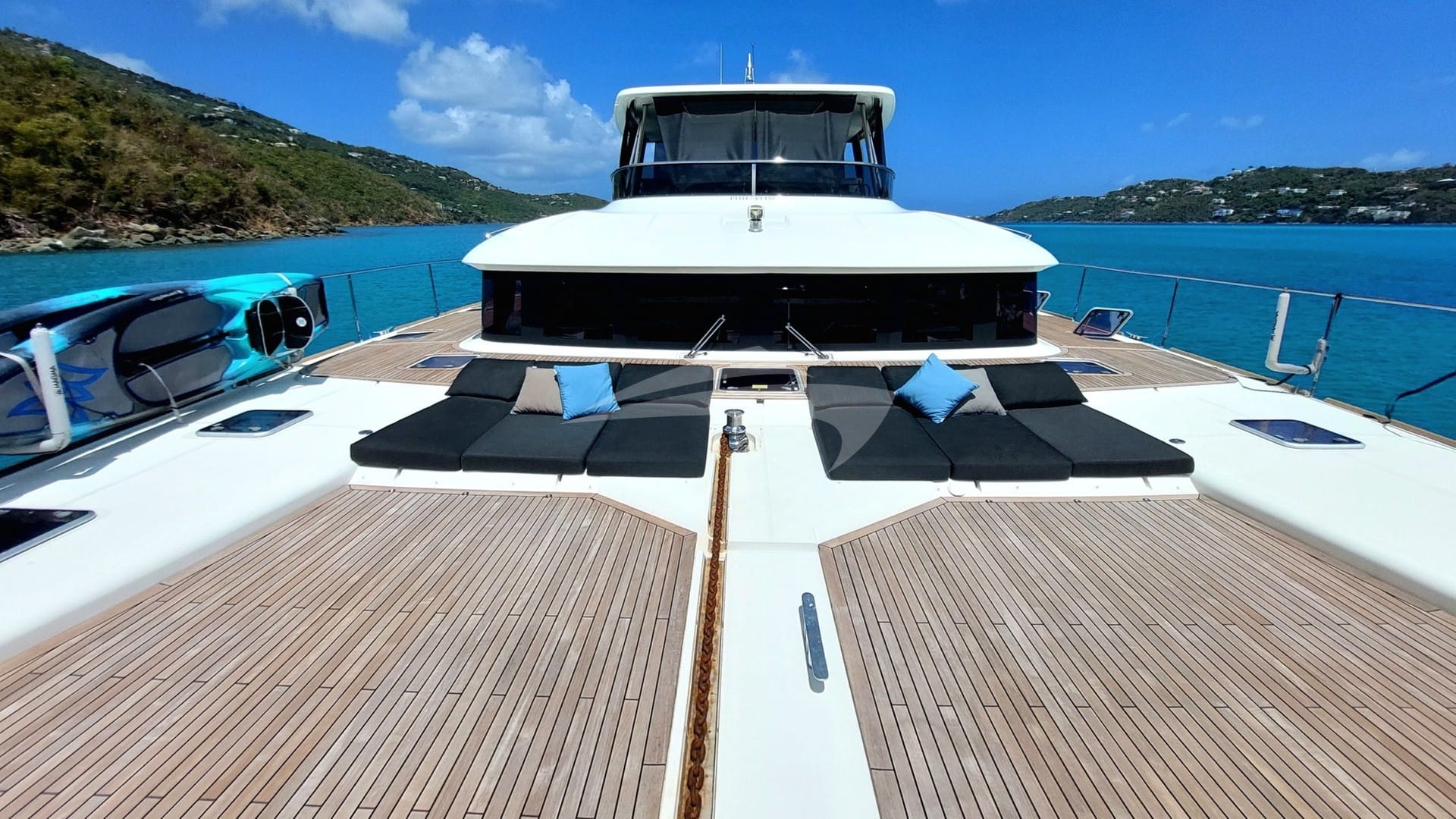 The broad foredeck lounging area