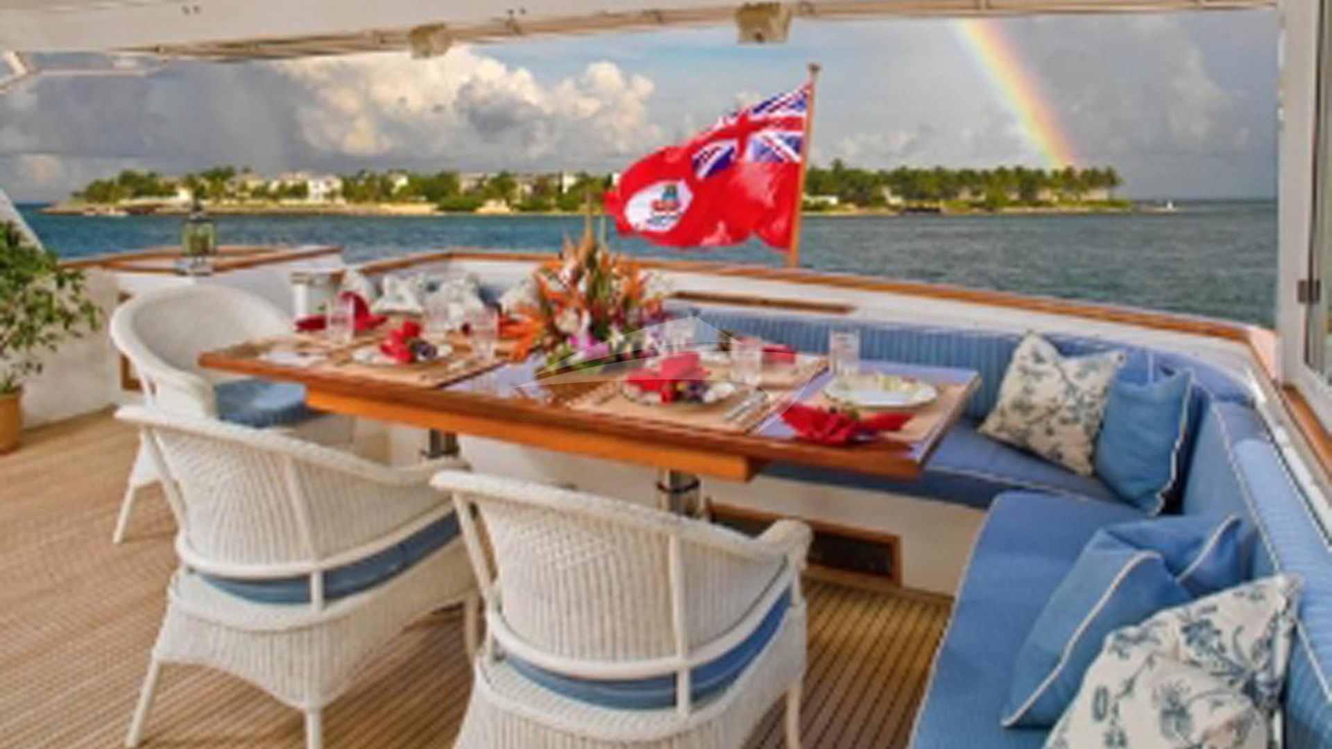 Upper dining or cocktail service