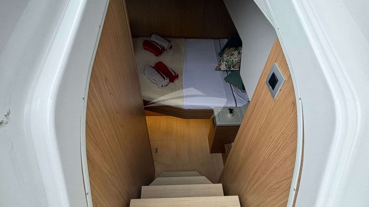 Access to port aft cabin