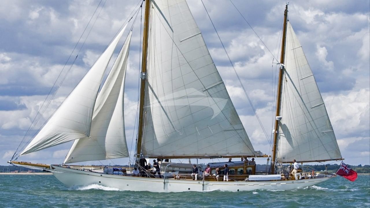 Sailing yacht HALCYON