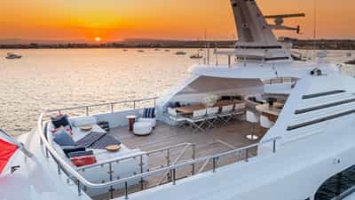 Sundeck aft