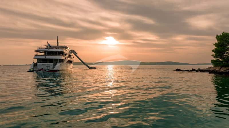 CRISTAL 49m motor yacht charter, photo 8