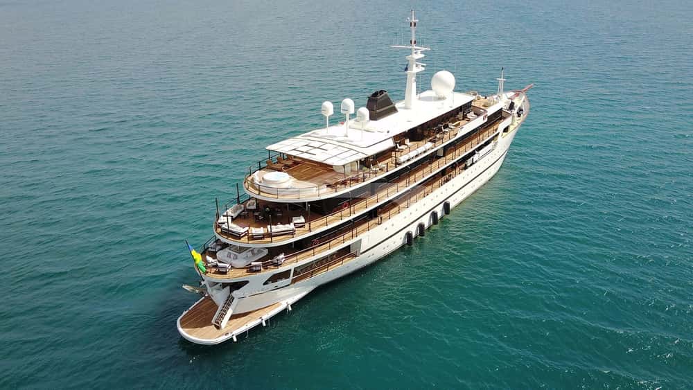 Il motoryacht CHAKRA di 86 metri visto dal mare