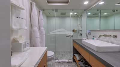 Twin cabin ensuite bathroom