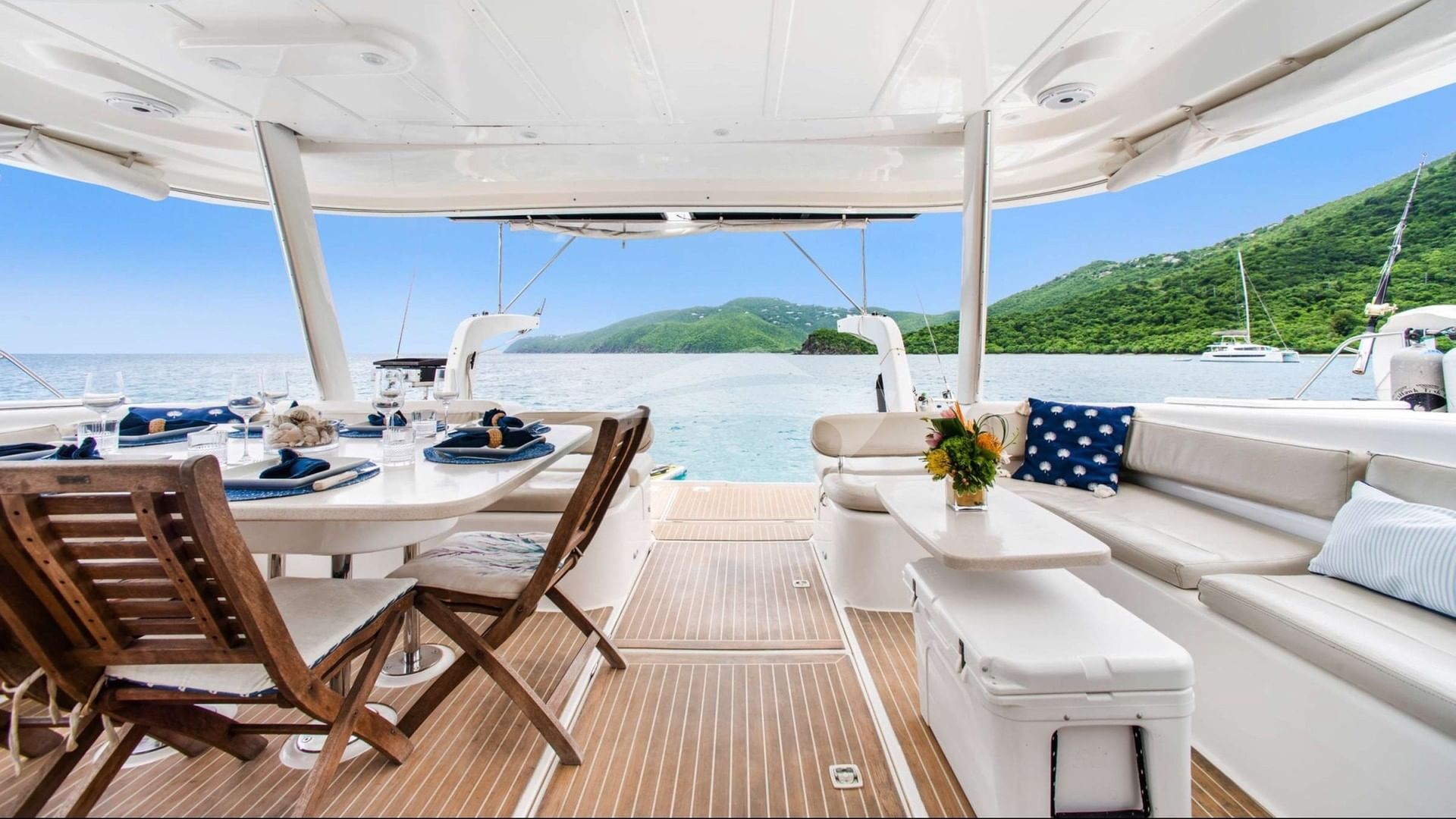 Cockpit and alfresco dining