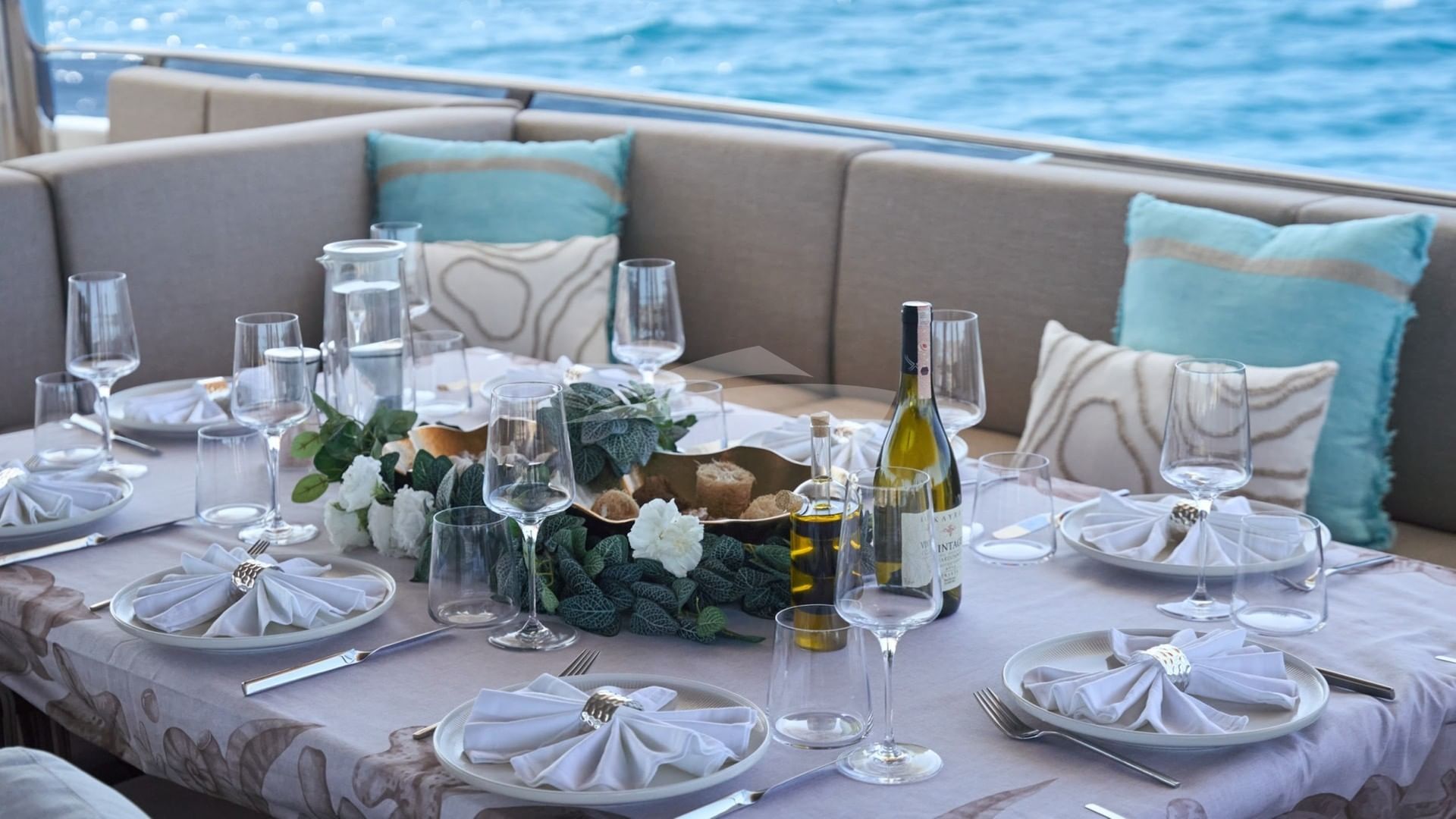 ATRAVERSIA flybridge dining