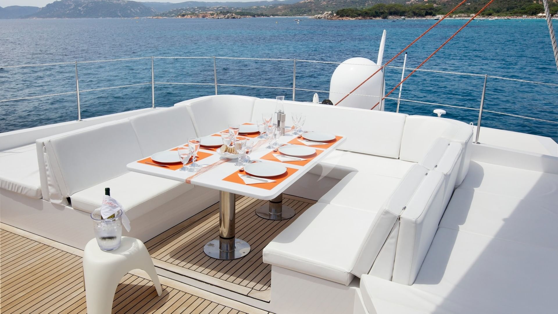 Flybridge (turns into table area)