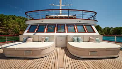 Foredeck lounge