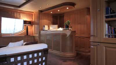 Salon Bar