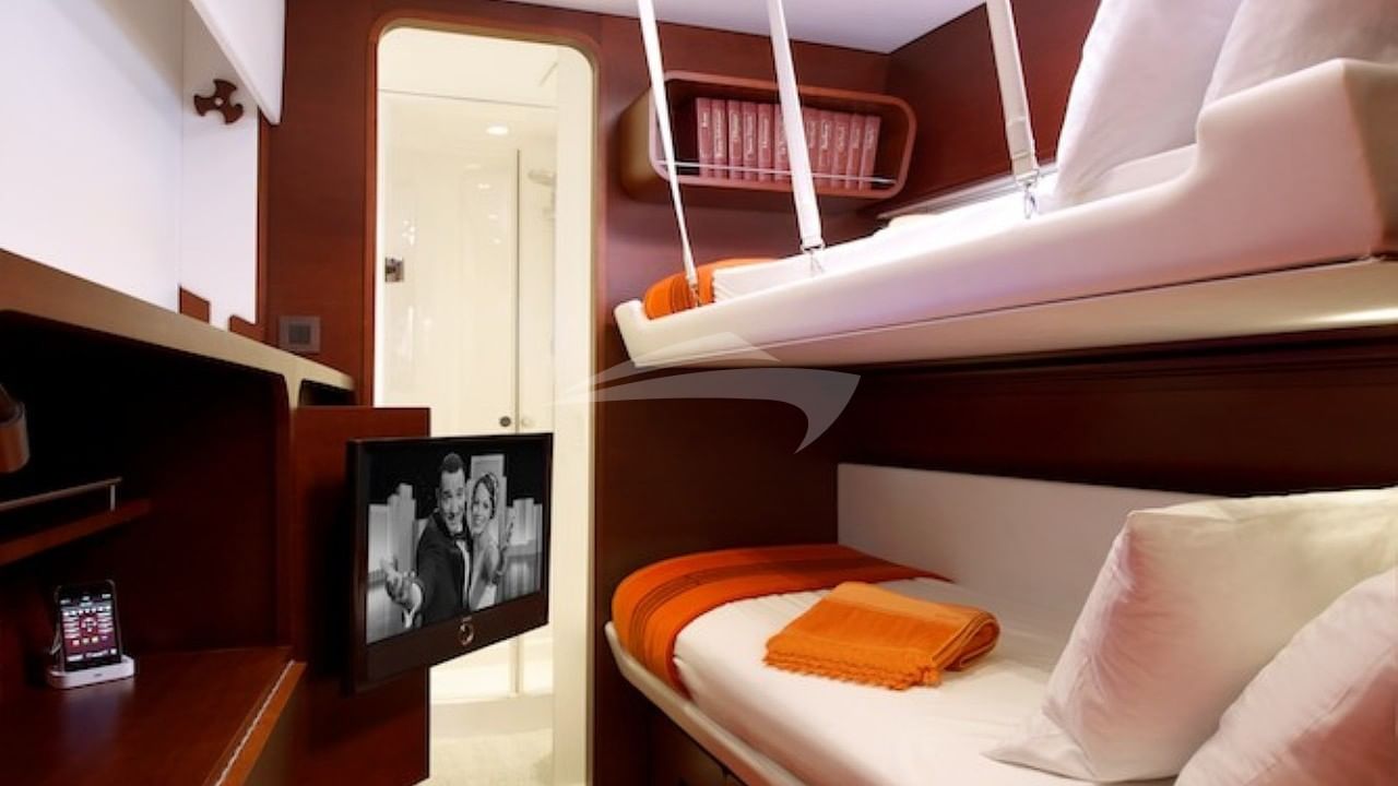 Forward guest cabin #3 (bunk beds)