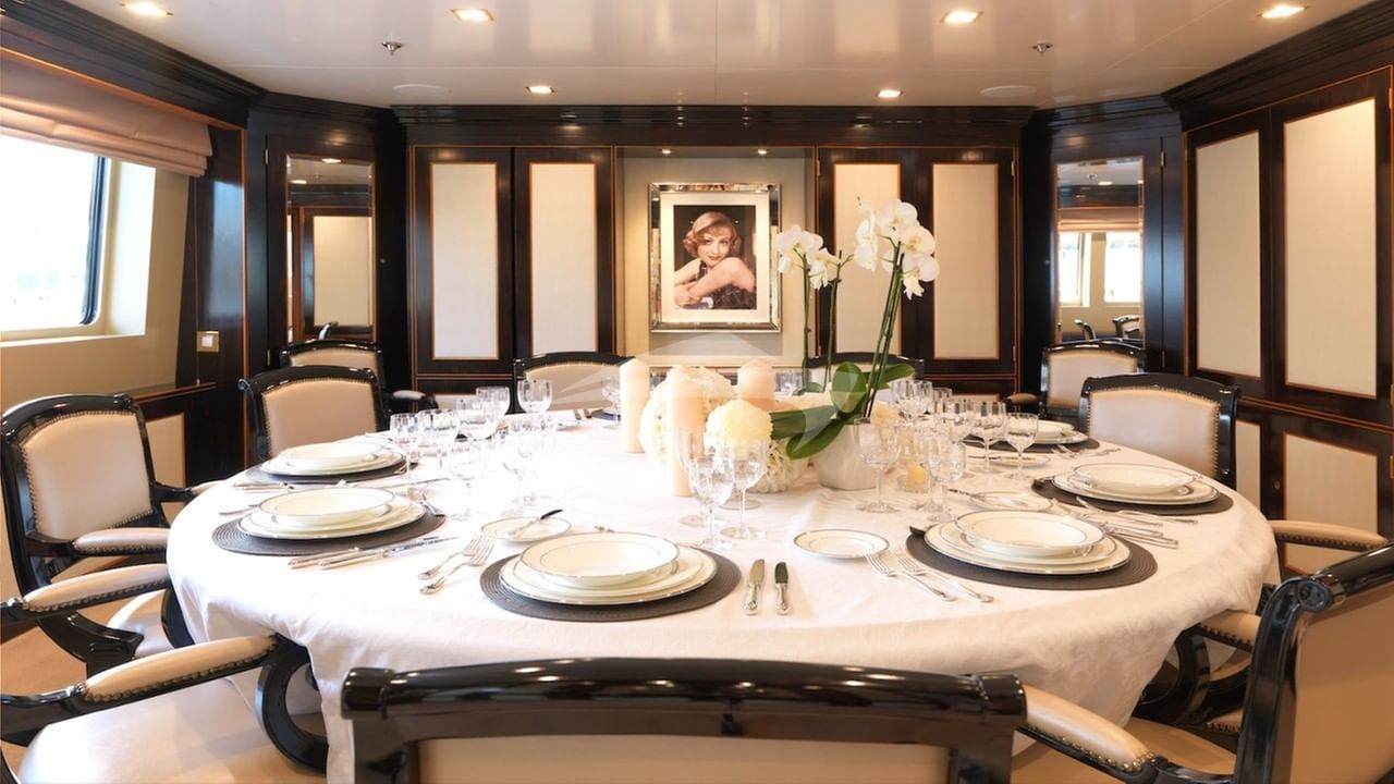 Main saloon fine dining