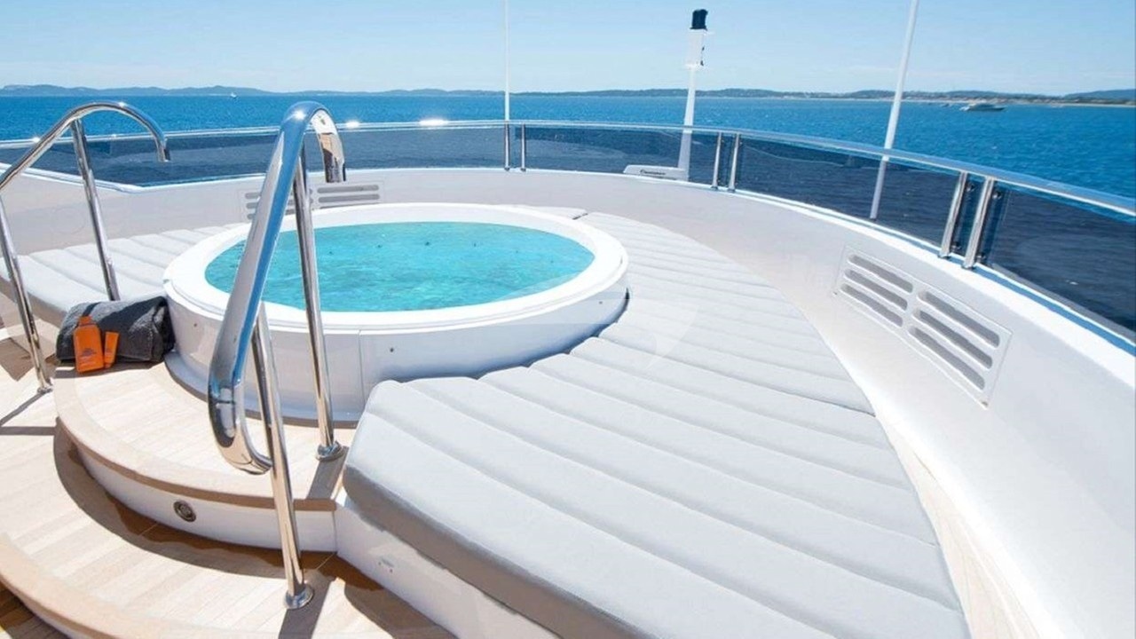 Deck Jacuzzi