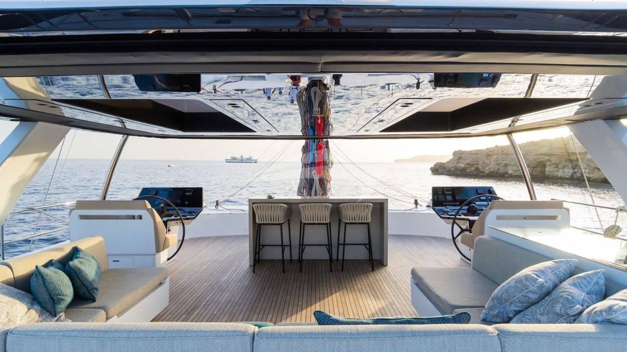 Flybridge seating and bar