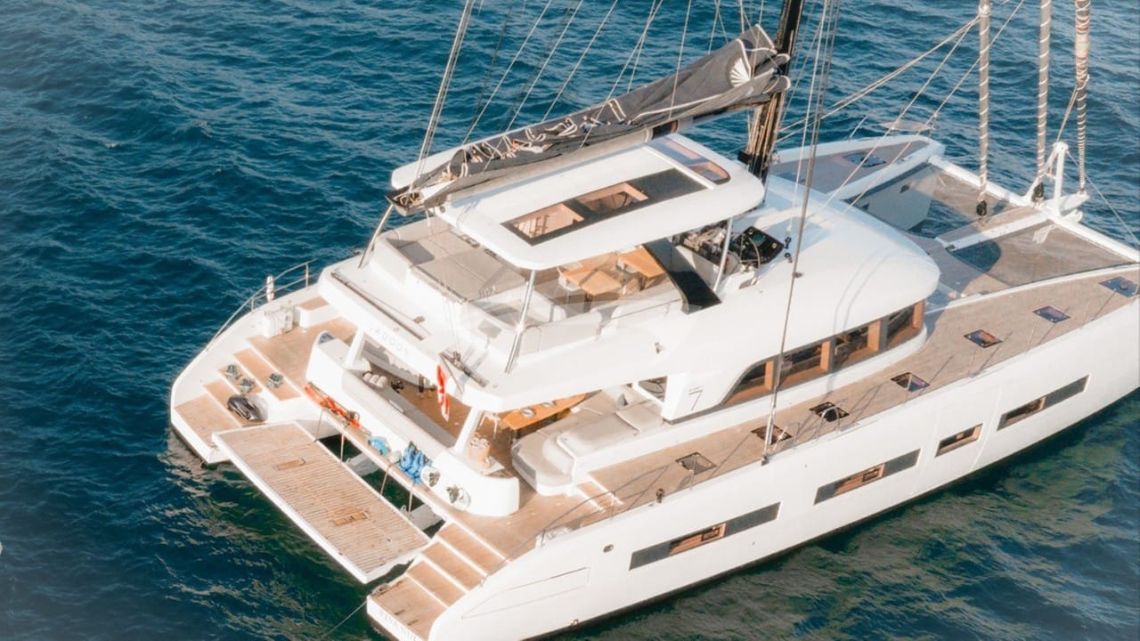 REVA NUI - At anchor