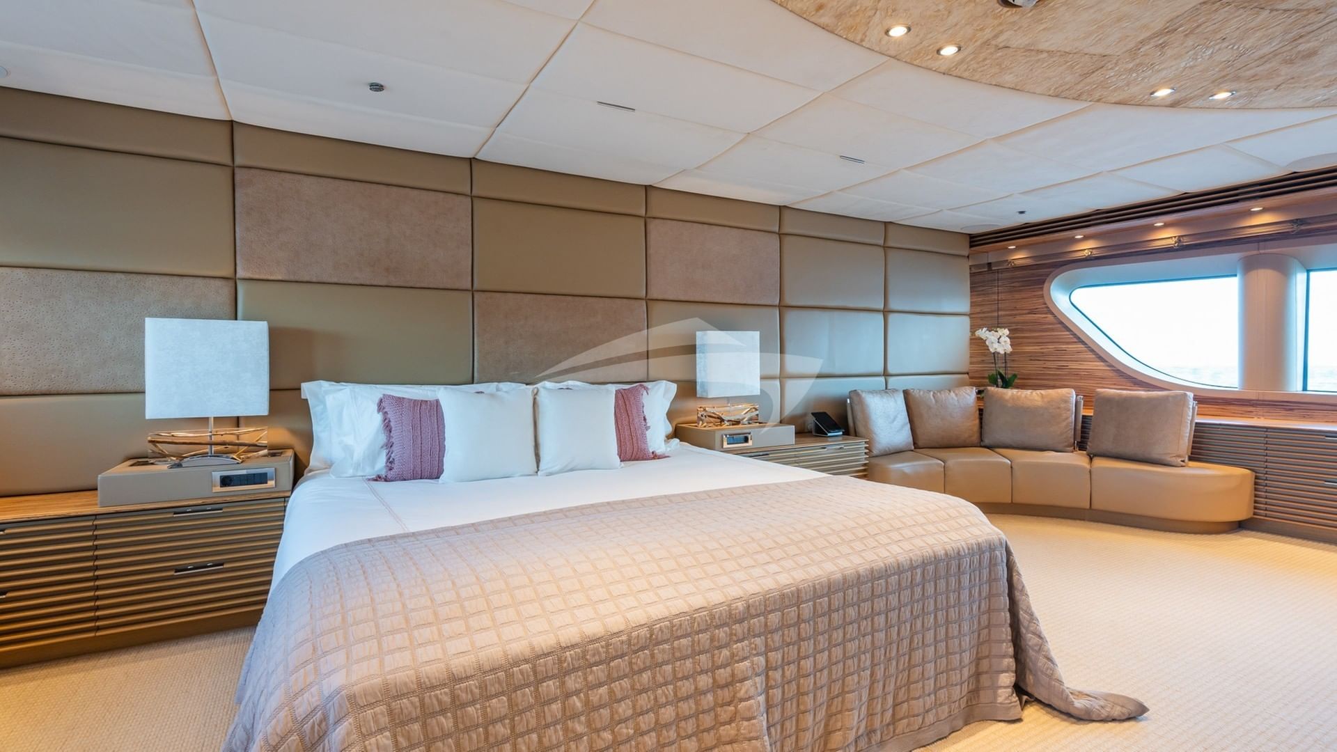 Master stateroom full beam