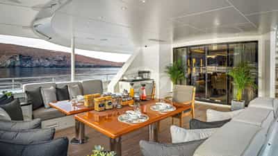 Main Deck al fresco dining