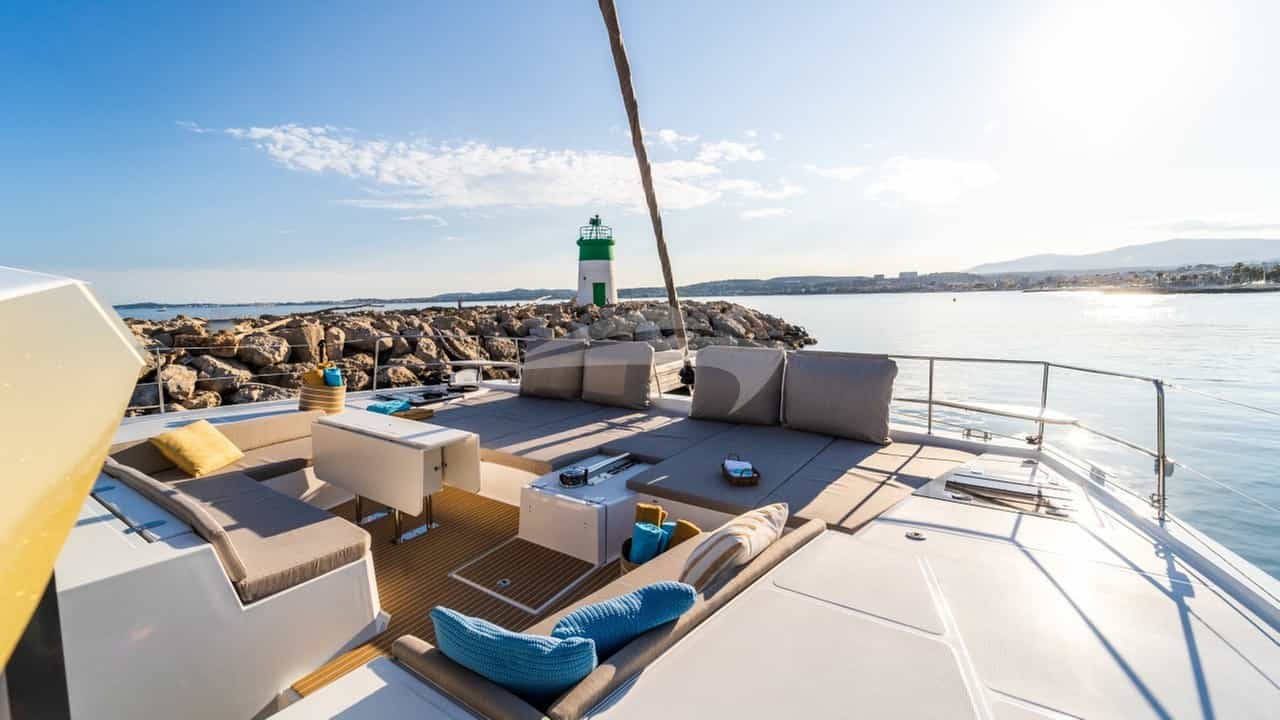 Solid fore deck