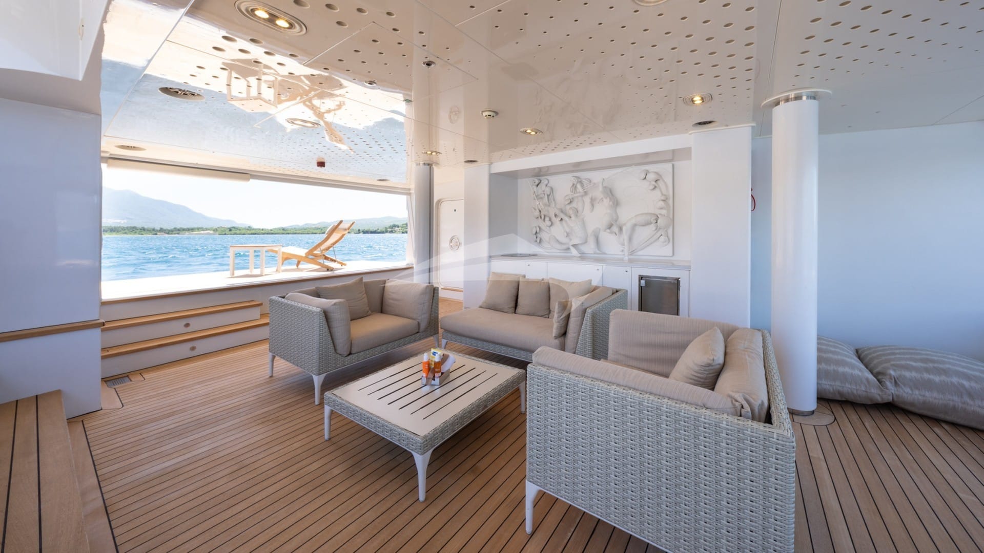 Beach club with fold out sides