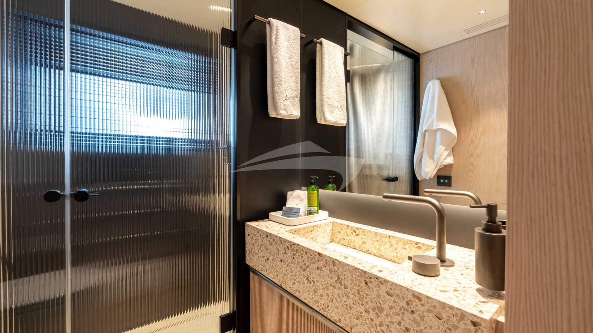 Lower Deck Guest Head