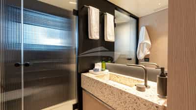 Lower Deck Guest Head