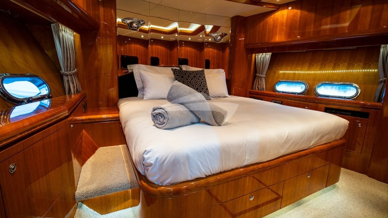 Aft guest cabin