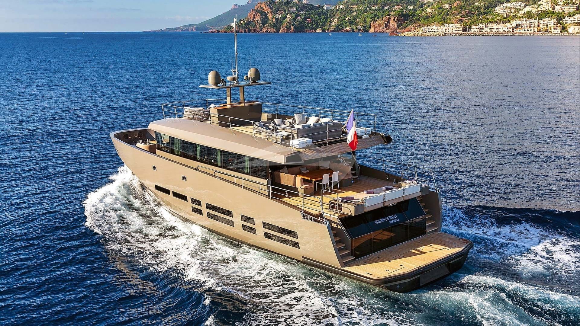 Side profile underway