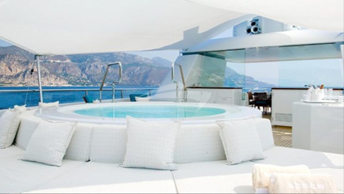 Deck Jacuzzi Deck Jacuzzi