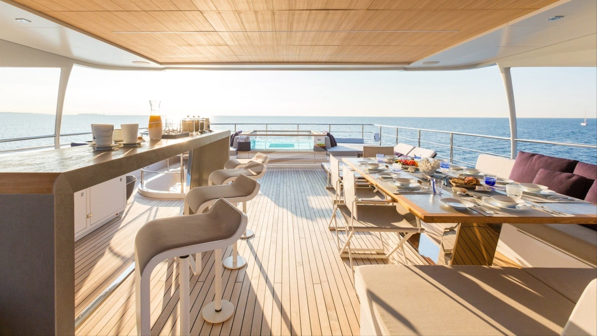 Sun Deck Bar Dining & Jacuzzi