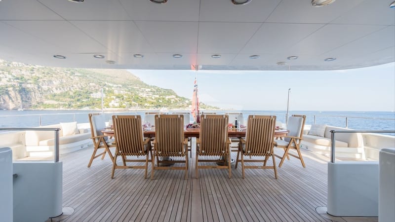 Upper deck al fresco dining