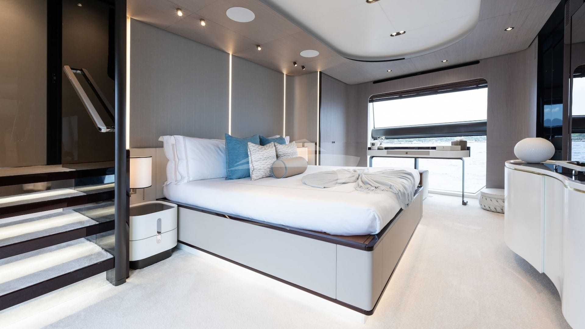 Full-beam master stateroom