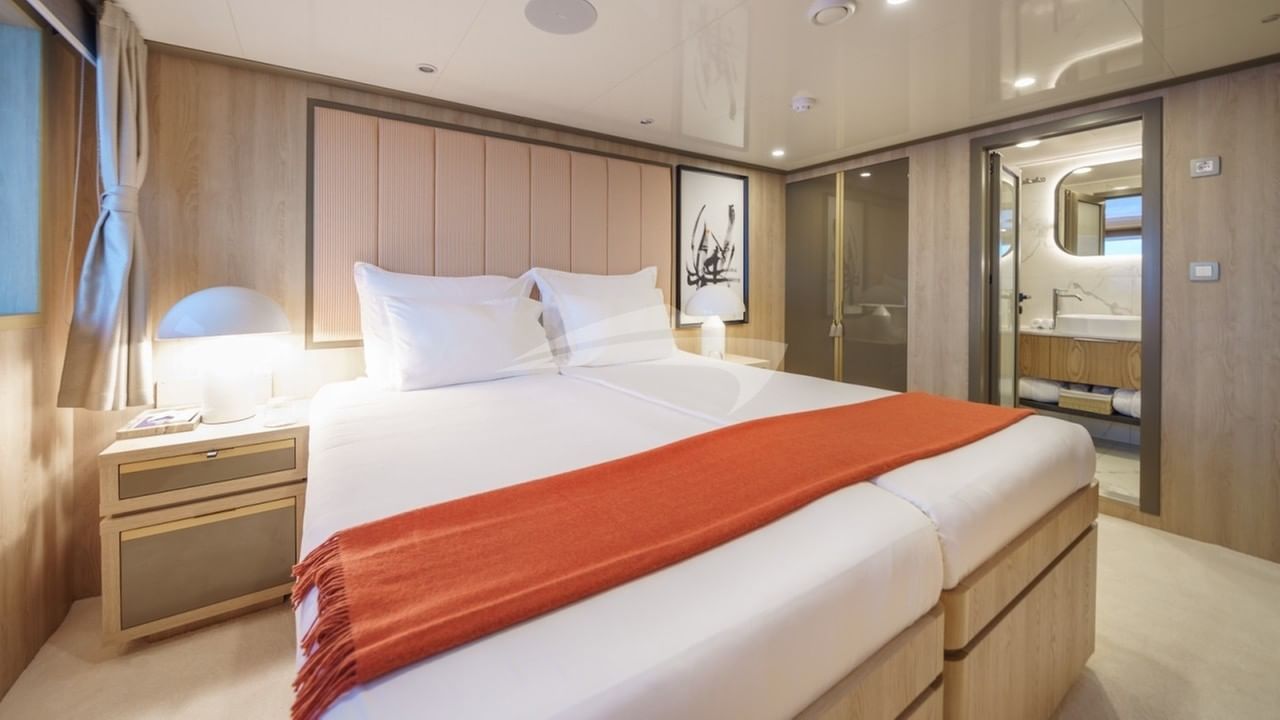 Main deck aft guest convertible double