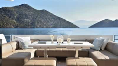 Main deck aft seating