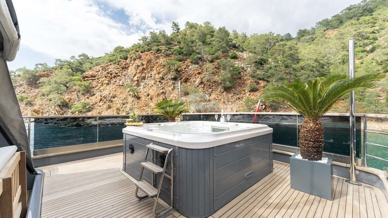 Deck Jacuzzi