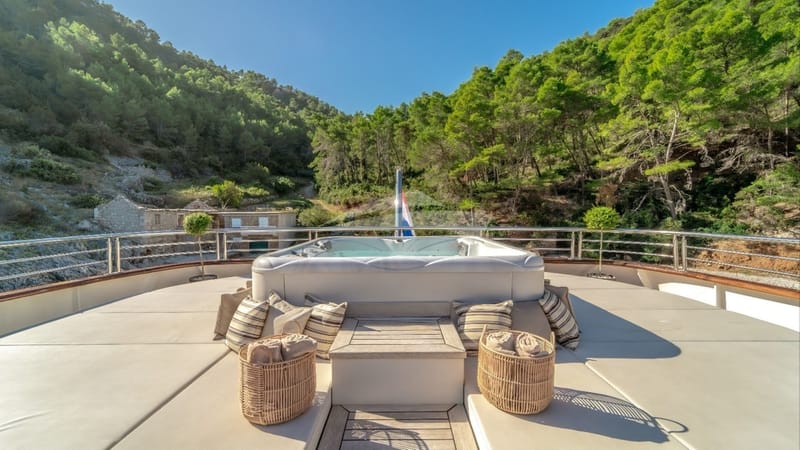 Deck Jacuzzi
