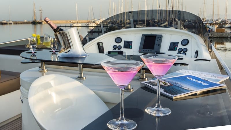 Motor Yacht Amoraki fly bridge