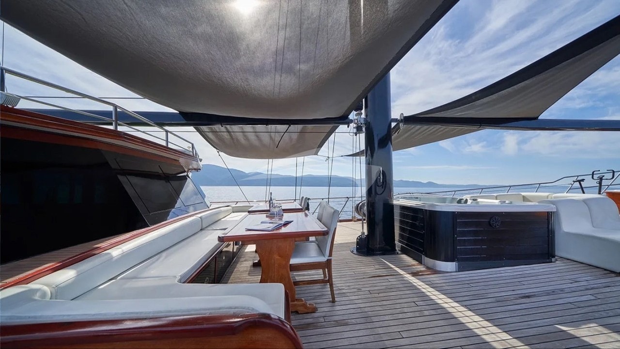 Deck & Jacuzzi