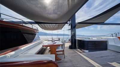 Deck & Jacuzzi