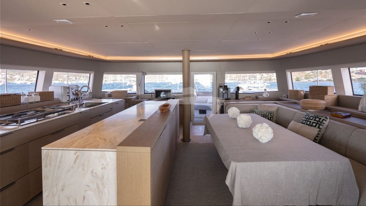 LADY ROSÉ - Main Saloon