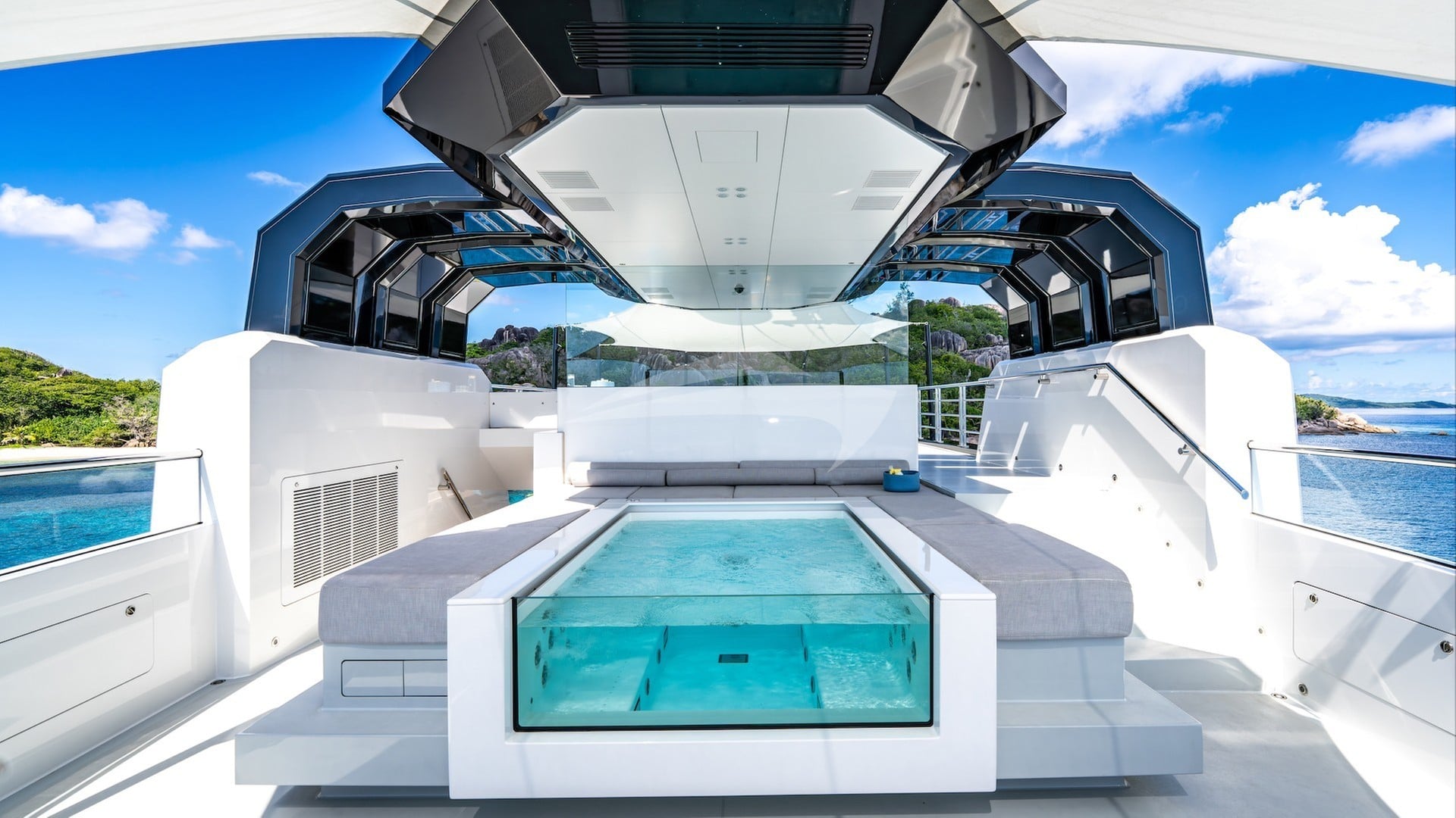 Sundeck jacuzzi