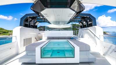 Sundeck jacuzzi