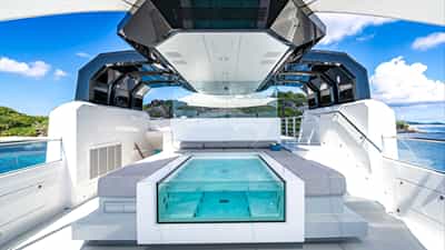 Sundeck jacuzzi