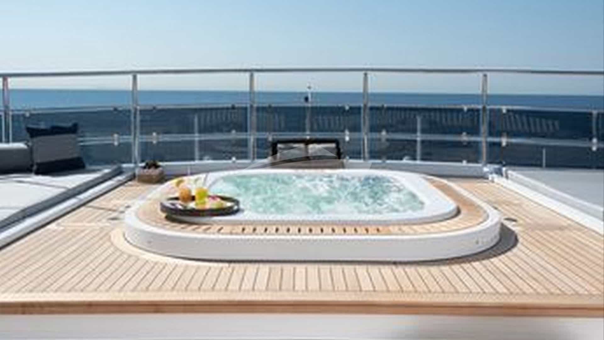 Deck Jacuzzi