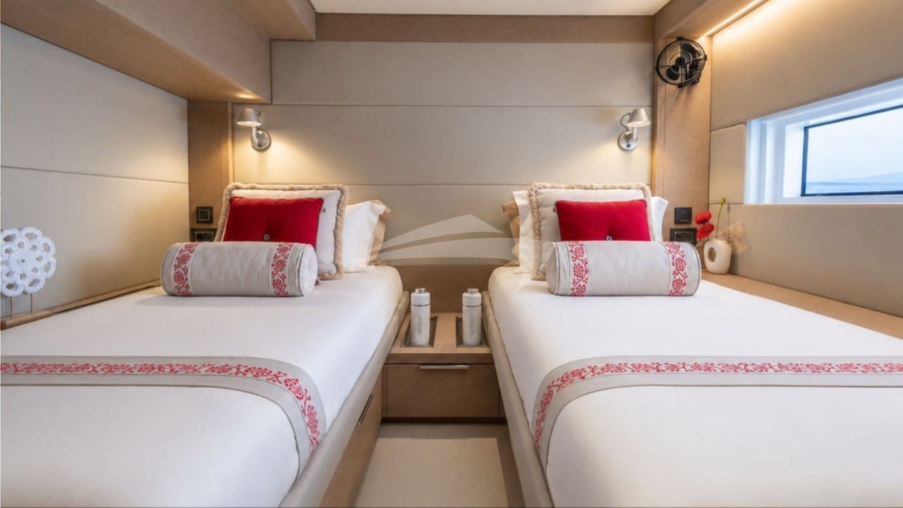 LADY ROSÉ - Convertible Cabin