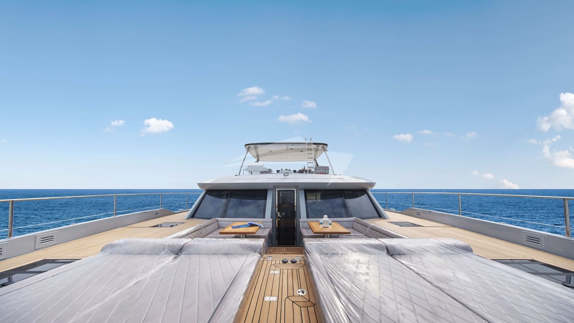 Forward lounge from bow