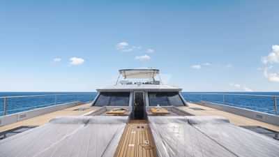 Forward lounge from bow