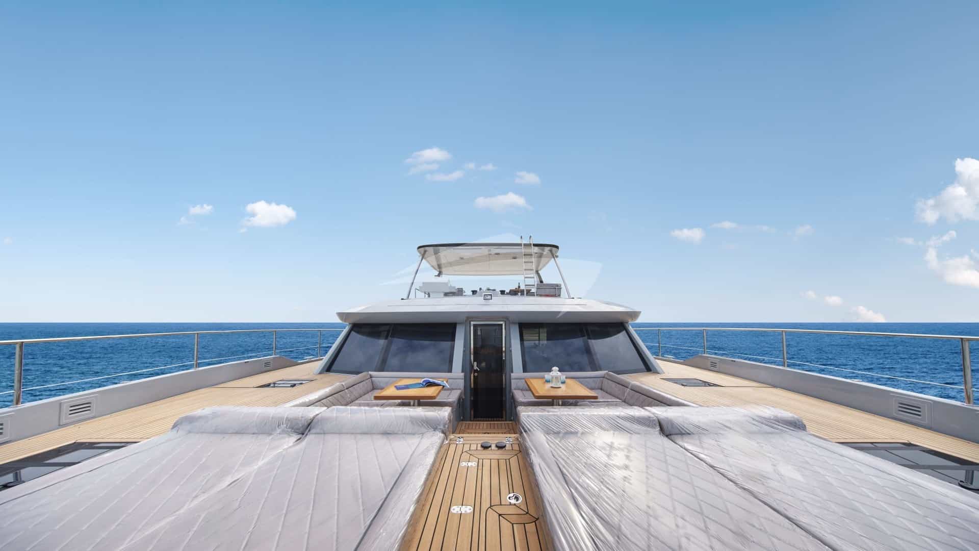 Forward lounge from bow