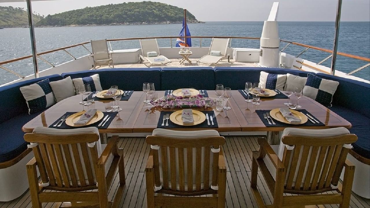Mid Deck Dining