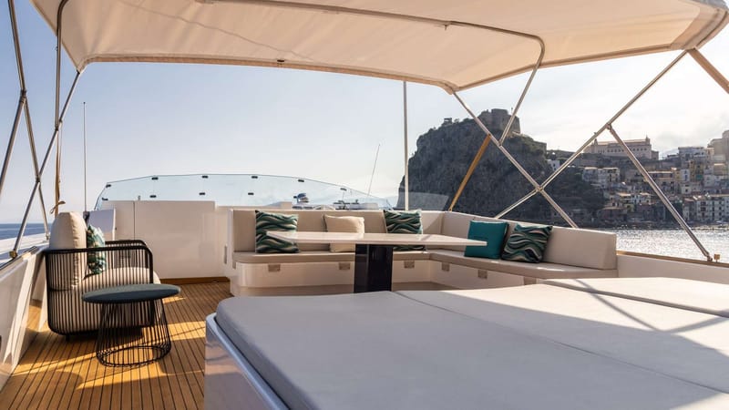 Sunbed & Alfresco dining - Flybridge