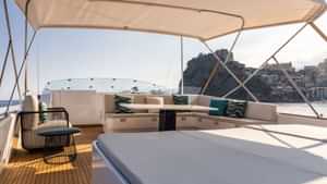 Sunbed & Alfresco dining - Flybridge